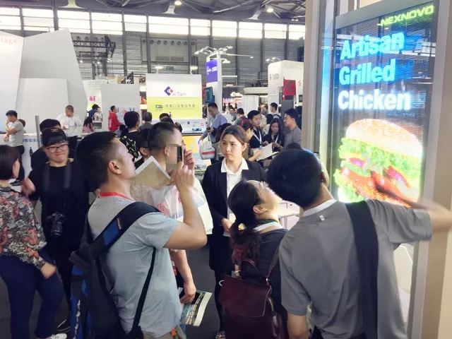 晶泓科技透明LED顯示屏爭(zhēng)艷C-star 2018上海國(guó)際零售展，取得理想效果完美落幕(圖11)