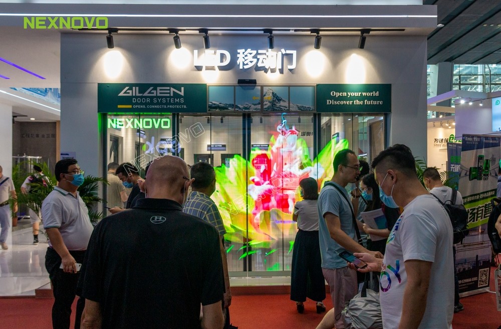 晶泓NS系列LED玻璃移動(dòng)門燃爆中國(guó)建博會(huì)現(xiàn)場(chǎng)(圖4)