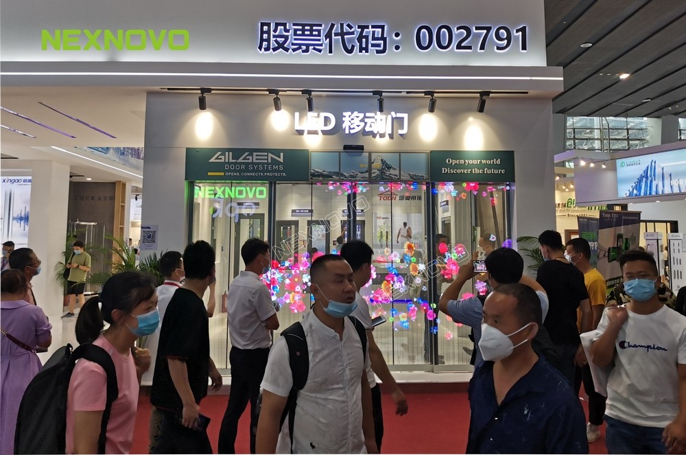 晶泓NS系列LED玻璃移動(dòng)門燃爆中國(guó)建博會(huì)現(xiàn)場(chǎng)(圖12)